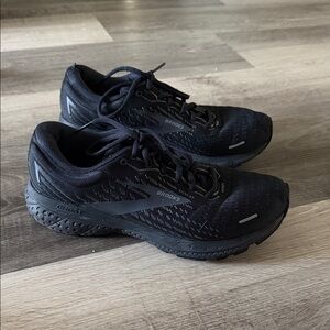 Brooks women’s ghost 13 black size 9 wide